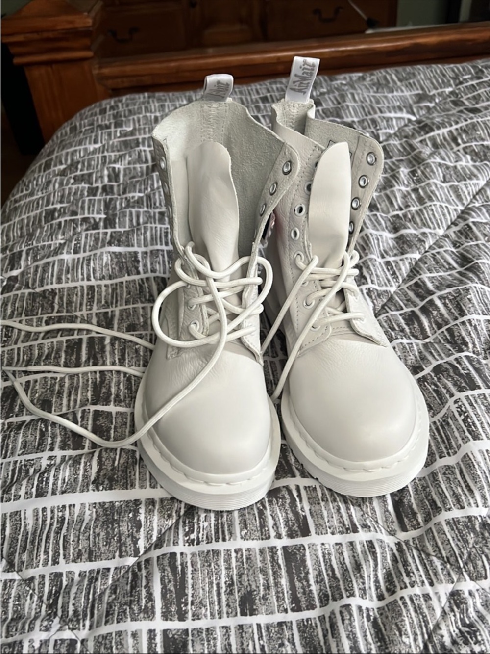 Dr. Martens White Lace-Up Leather Boots - Picture 4 of 7